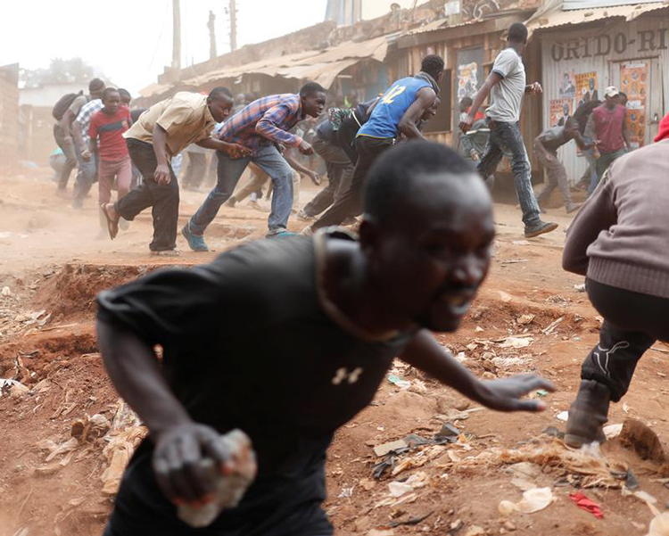 Supporters of opposition leader Raila Odinga run away from police during clashes in Kibera slum in Nairobi, Kenya, August 12, 2017. (Reuters/Goran Tomasevic)