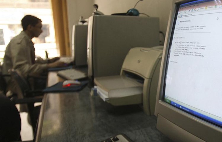 A computer in an internet cafe in Cairo displays an error message in this December 2, 2008, file photo. (Reuters/Amr Dalsh)