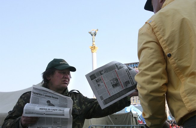 A newspaper vendor in Kiev in 2007. Security agents in the city have raided the offices of independent news website Strana. (AFP/Sergei Supinksy)