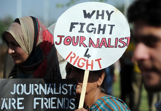 Journalists protest over the attack on a colleague in Islamabad in 2014. Pakistan's press has set up safety hubs in response to the attacks and threats the media recieve.(AFP/Aamir Qureshi)