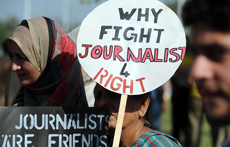 Journalists protest over the attack on a colleague in Islamabad in 2014. Pakistan's press has set up safety hubs in response to the attacks and threats the media recieve.(AFP/Aamir Qureshi)