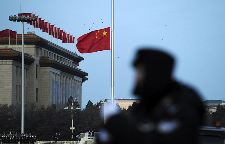 A Chinese police officer stands watch near the Tiananmen Square in Beijing on March 5, 2010. Beijing municipal police reportedly detained the journalist Ding Lingjie in the eastern Shandong province on September 22, 2017. (AP/Andy Wong)