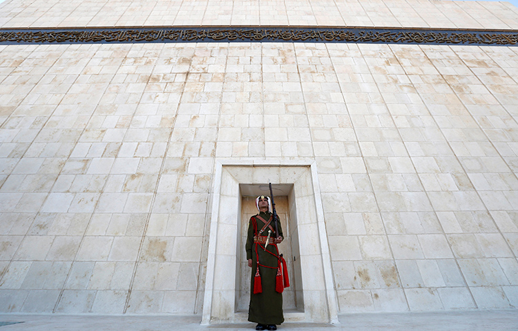 A Jordanian Bedouin honor guard stands guard after the ceremony of reopening the Martyrs' Memorial and Museum in Amman, Jordan on December 12, 2016. The head of a Jordanian trade regulatory body on publicly accused a regional press freedom group, the Center for Defending Freedom of Journalists (CDFJ), of failing to properly register as a non-profit organization. (Reuters/Muhammad Hamed)