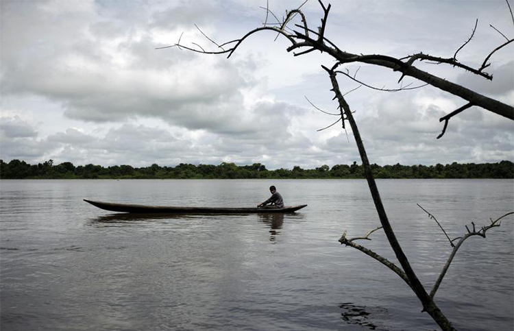 Un hombre warao pesca en el Delta del Orinoco en 2009. Un grupo de periodistas de la comunidad indígena creó un sitio de noticias para cubrir temas que afectan a la región venezolana. (Reuters/Jorge Silva)