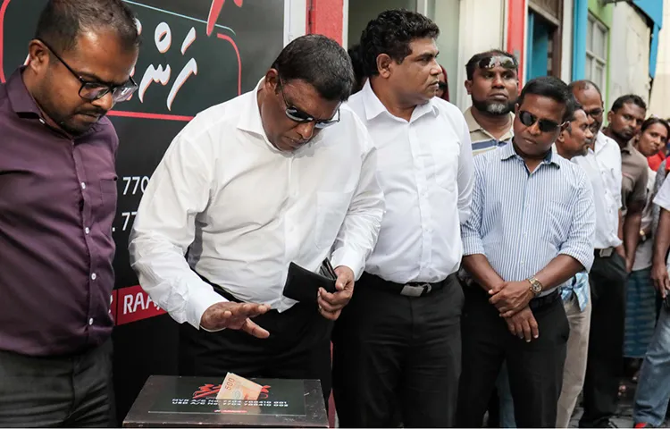 Supporters donate money to Maldives broadcaster Raajje TV, which has been subject to large fines for alleged defamation in relation to its critical reporting. (Raajje TV/Mohamed Sharuhaan)