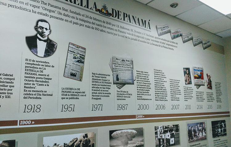 Un cronograma en la pared de la oficina de La Estrella de Panamá destaca algunas fechas importantes en la historia del diario. (CPJ/Natalie Southwick)