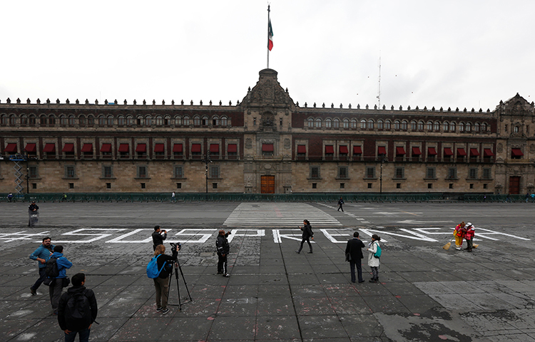Um grupo de jornalistas protesta fora do Palácio Nacional na Cidade do México, México em 28 de junho de 2017. No chão está escrito "S. O. S Press". Homens armados, vestidos como policiais, sequestraram o jornalista mexicano Edgar Daniel Esqueda Castro nesta manhã. (Reuters/Carlos Jasso)