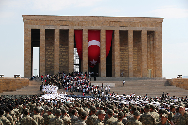 People and soldiers visit the mausoleum of Mustafa Kemal Ataturk during a ceremony marking the 95th anniversary of Victory Day in Ankara, Turkey August 30, 2017. Turkish authorities on October 21 released three journalists who they detained last week during house raids that targeted leftist and pro-Kurdish media in Ankara. (Reuters/Umit Bektas)