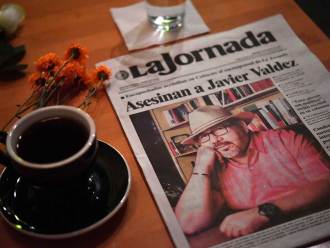 Homenaje a Javier Valdez Cárdenas en un café de Culiacán que el periodista mexicano solía visitar. Valdez fue asesinado a tiros afuera de su oficina en mayo de 2017. (AFP/Yuri Cortez)