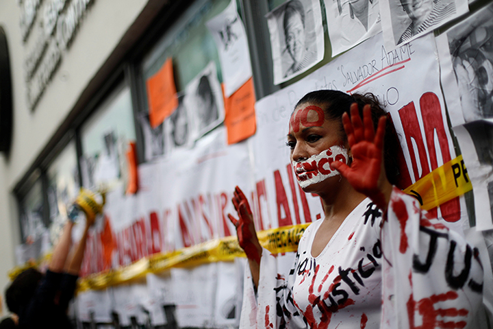 Ativista participa de um protesto contra o assassinato de jornalistas no México, na Cidade do México, em 15 de junho de 2017. Uma caixa de gelo contendo duas cabeças decapitadas de pessoas não identificadas, junto com uma mensagem ameaçadora, foi descoberta em frente à sede de uma cadeia de TV em Guadalajara. (Reuters/Edgard Garrido)