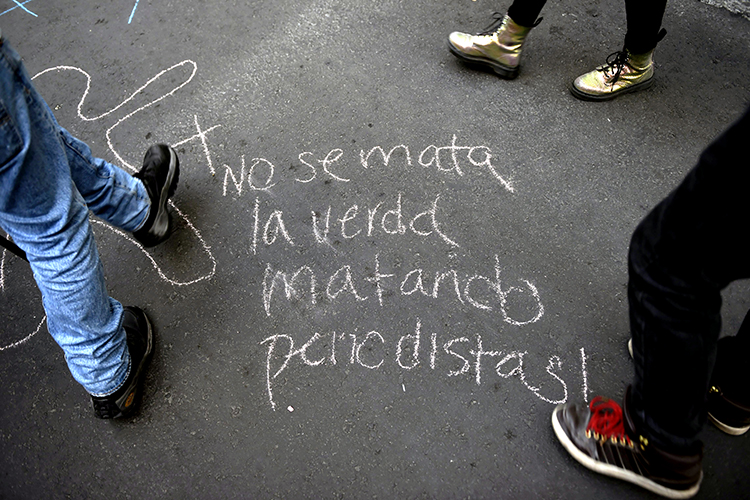 Журналисты присоединяются к акции протеста в Мехико 15 июня, отмечая месяц со дня убийства журналиста-расследователя Хавьера Вальдеса Карденаса. Вне зон вооружённых конфликтов Мексика является самой опасной страной с точки зрения работы журналистов. (АФП/Педро Пардо)