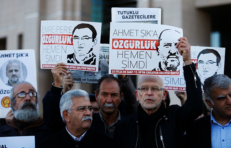 صحفيون ومتظاهرون يرفعون لافتات خارج محكمة في إسطنبول في 31 أكتوبر/ تشرين الأول 2017، للمطالبة بالإفراج عن زملائهم، بمن فيهم المراسل الصحفي التركي أحمت جيك. وكانت تركيا هي البلد الذي يسجن أكبر عدد من الصحفيين في العالم في عام 2017. (أسوشيتد برس/ ليفتيريس بيتراكيس)