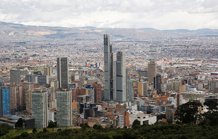 Uma visão de Bogotá, capital da Colômbia, em 3 de setembro de 2017. O prefeito de uma pequena cidade na Colômbia ameaçou um jornalista e disparou contra ele, informou o repórter ao CPJ. (Reuters / Henry Romero)