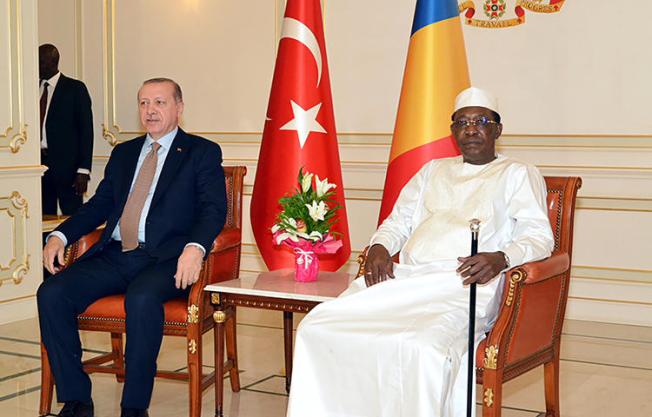 Turkish President Recep Tayyip Erdogan (L) and Chad's President Idriss Deby (R) pose for photographs at the presidential palace ahead of a meeting, in N'Djamena, on December 26, 2017. Journalist Mahamat Abakhar Issa wrote a satirical piece, published on December 27, 2017, outlining a conversation between Sudanese President Omar al-Bashir and Erdoğan in which Chad is characterized as unstable and unworthy of investment. (AFP/Brahim Adji)