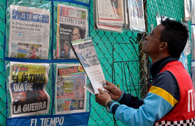 A newspaper vendor display papers in downtown Bogota, on June 23, 2016. A Colombia court ordered a magazine based in the city to reveal its sources. (AFP/Guillermo Legaria)