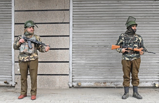 Indian paramilitary troopers stand guard in Srinagar in December, 2017. Freelancer Kamran Yousuf, who covers the Kashmir region, is facing anti-state charges. (AFP/Tauseef Mustafa)