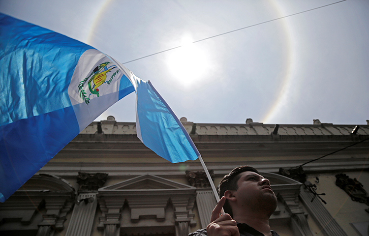 Un hombre agita la bandera de Guatemala en la Ciudad de Guatemala, Guatemala, el 14 de septiembre de 2017.  (Reuters/Luis Echeverria)