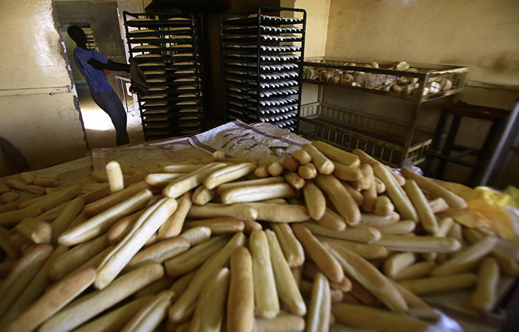 A Sudanese man works at a bakery in the capital Khartoum on January 5, 2018. The Sudanese government's decision to devaluate the local currency in January and rising bread prices sparked ongoing protests across the country. Sudanese authorities have arrested journalists after they report on these protests. (AFP/Ashraf Shazly)