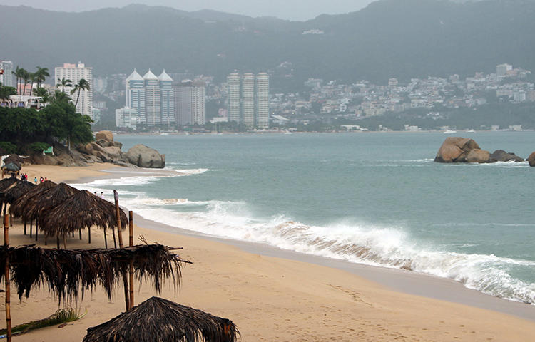 A visão geral de uma praia vista em Acapulco, no México, em setembro de 2017. Dois agressores não identificados mataram, em 5 de fevereiro, Pamika Montenegro, jornalista, satirista e comentarista de mídia social, em seu restaurante em Acapulco. (Reuters / Troy Merida)