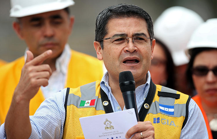 Honduras' President Juan Orlando Hernandez at a construction site in Tegucigalpa, Honduras in January 2018. An unidentified man with a knife attempted to attack journalist César Omar Silva on February 13 amid ongoing political unrest in Honduras following the reelection of President Juan Orlando Hernández and a subsequent security crackdown, according to reports. (Reuters/Edgard Garrido)