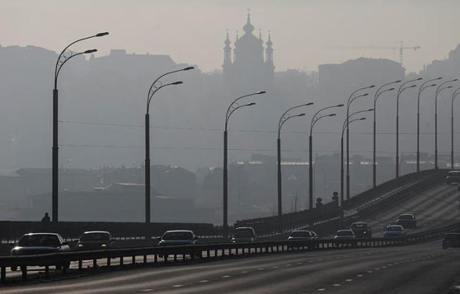 Cars drive on a highway on a sunny winter day in Kiev, Ukraine in January 2017. Igor Guzhva, editor-in-chief of the Kiev-based news website Strana, fled from Ukraine to Austria after receiving death threats, according to a statement published on the site.(Reuters/Gleb Garanich)