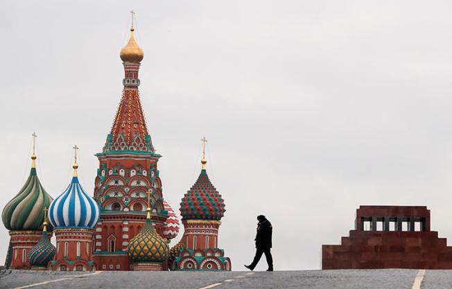 A police officer walks along the Red Square in Moscow, Russia in November 2017. Russia's Federal Security Service searched journalist Pavel Nikulin's Moscow apartment in relation to his article on a Russian man who said he fought with Islamic State militants in Syria. (Reuters/Grigory Dukor)