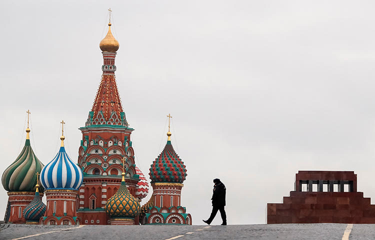 A police officer walks along the Red Square in Moscow, Russia in November 2017. Russia's Federal Security Service searched journalist Pavel Nikulin's Moscow apartment in relation to his article on a Russian man who said he fought with Islamic State militants in Syria. (Reuters/Grigory Dukor)