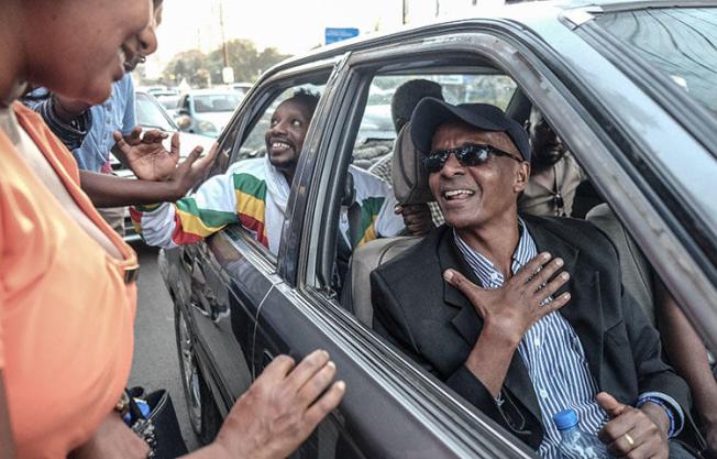 Ethiopian jounalist Eskinder Nega (center) is released from jail in February 2018. The country's authorities since re-arrested Eskinder and at least five other journalists. (AFP/Yonas Tadesse)