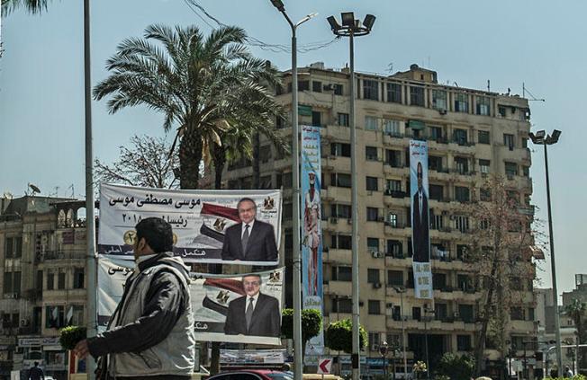 Presidential election campaign banners in downtown Cairo on March 7, 2018. At least four journalists have been detained since President Abdel Fattah el-Sisi declared his re-election bid. (AFP/Khaled Desouki)