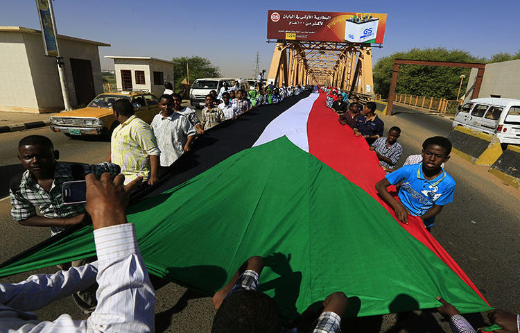 Students carry Sudan's national flag during celebrations to mark Sudan's 59th Independence Day, in Khartoum January 1, 2015. Sudanese authorities sentenced two journalists to prison on "false news" charges on March 22, 2018, according to reports. (Reuters/Mohamed Nureldin Abdallah)