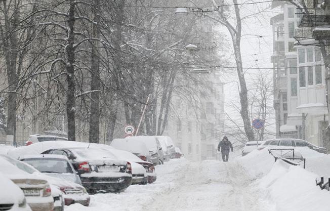A snow-covered street in central Kiev, Ukraine in March 2018. Ukrainian authorities confiscated journalist Fikret Huseynli's travel documents as he was attempting to fly out of Kiev in October 2017. (Reuters/Gleb Garanich)
