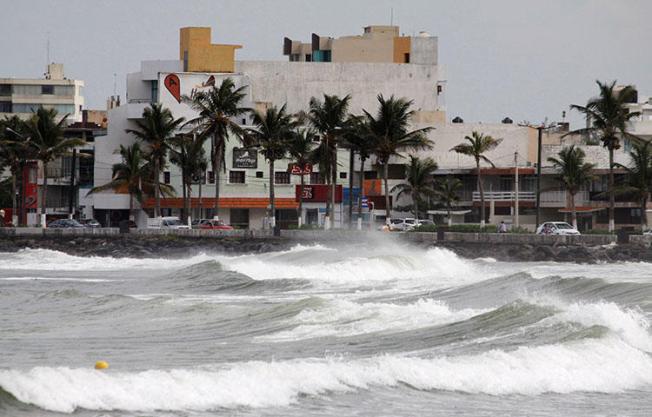 Las olas rompen sobre el malecón en Veracruz, México en septiembre de 2017. El estado de Veracruz es uno de los lugares más peligrosos en el hemisferio occidental para los periodistas, según datos del CPJ. (Reuters/ Victor Yanez)