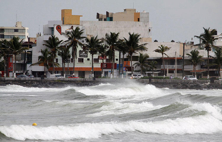Ondas arrebentam no quebra-mar em Veracruz, México, em setembro de 2017. Veracruz é uma das áreas mais perigosas do Hemisfério Ocidental para os jornalistas, de acordo com a pesquisa do CPJ. (Reuters / Victor Yanez)