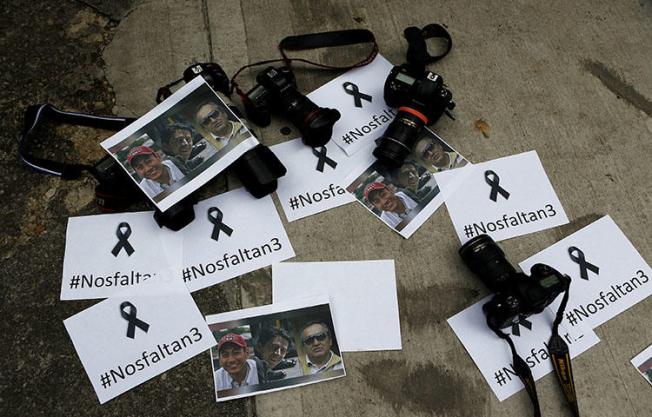 Fotógrafos colombianos dejan sus cámaras frente a la embajada de Ecuador en Bogotá, Colombia, el 16 de abril de 2018, como protesta sobre el asesinato del periodista Javier Ortega, el fotógrafo Paúl Rivas y su conductor Efraín Segarra, (Reuters / Jaime Saldarriaga)