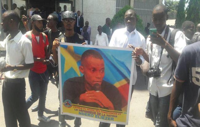 Congolese journalists stand in solidarity with imprisoned journalist Eliezer Ntambwe in front of the DRC's Prosecutor General's Office in Kinshasa on April 3, 2018. (Credit withheld)