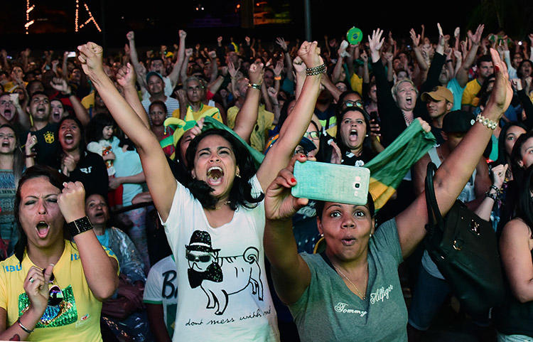 Fãs assistem à partida de futebol dos Jogos Olímpicos Rio entre Brasil e Alemanha em agosto de 2016. Jornalistas esportivos do sexo feminino do Brasil fazem campanha pelo fim do assédio que enfrentam durante as partidas.(AFP/Tasso Marcelo)