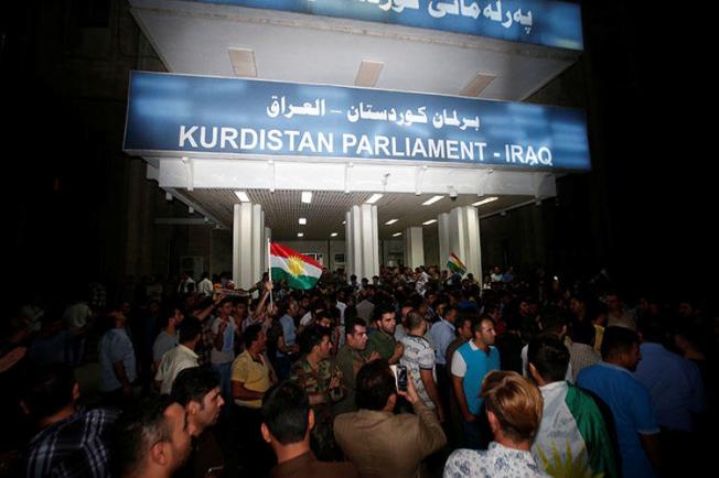 Demonstrators gather outside the Kurdistan Parliament building in Erbil, Iraq, on October 29, 2017. (Reuters/Azad Lashkari)