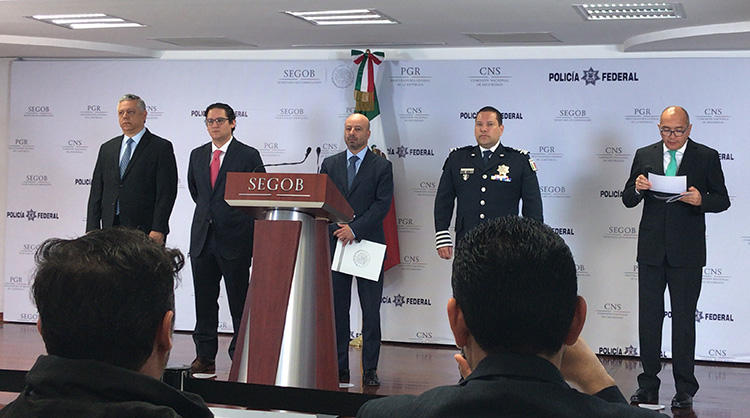 Policía y funcionarios del gobierno, fotografiados en una conferencia de prensa celebrada en la ciudad de México el 24 de abril, anuncian el arresto de un sospechoso del asesinato del periodista Javier Valdez Cárdenas. (CPJ/Jan-Albert Hootsen)