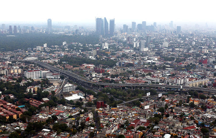 Una vista de Ciudad de México en abril de 2018. El 20 de abril, sujetos desconocidos asaltaron la vivienda de uno de los editores digitales de la revista Proceso en Ciudad de México, según informaciones de prensa. (Reuters/Gustavo Graf)
