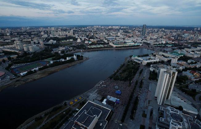 The center of Yekaterinburg, Russia in August 2017. Unknown assailants on April 12, 2018 attacked Dmitry Polyanin, editor-in-chief of the regional pro-government newspaper Oblastnaya Gazeta, according to reports. (Reuters/Maxim Shemetov)