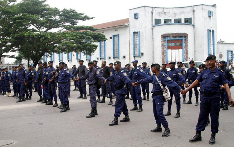 La police anti-émeute se prépare avant les manifestations civiles à Kinshasa. Les journalistes couvrant les troubles en RDC risquent d'être arrêtés, attaqués ou harcelés. (Reuters/Kenny Katombe)