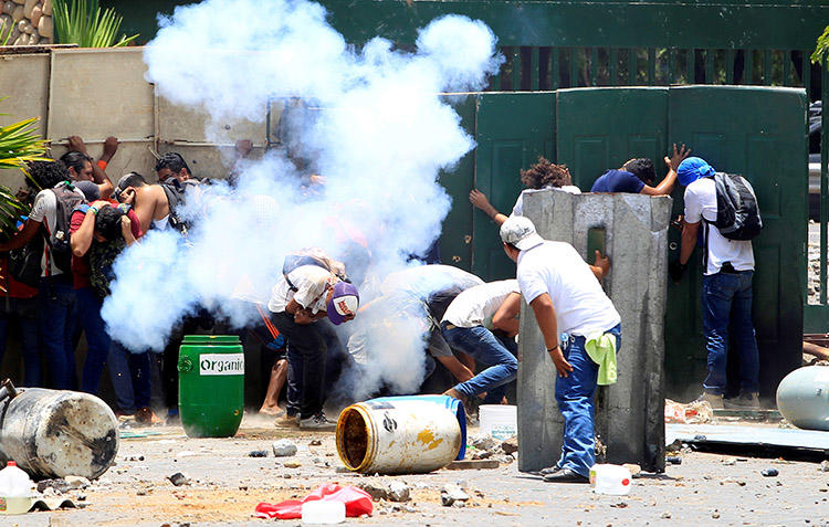 Estudiantes se enfrentan con agentes de la Policía durante protestas ocurridas el 19 de abril en Managua contra reformas propuestas al sistema de Seguridad Social de Nicaragua. (Reuters/Oswaldo Rivas)