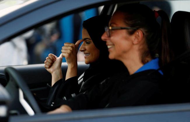 A Saudi woman gestures as she sits in a car during a driving class at a university in Jeddah, Saudi Arabia on March 7, 2018. Saudi security forces detained blogger Eman Al Nafjan alongside six other people associated with the women's rights movement who have campaigned for an end to the ban on women driving, according to reports. (Reuters/Faisal Al Nasser)