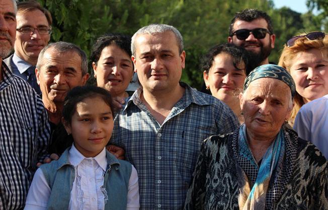 Uzbek journalist Bobomurod Abdullayev (center), was acquitted and released from state custody on May 7, 2018. (Reuters/Mukhammadsharif Mamatkulov)