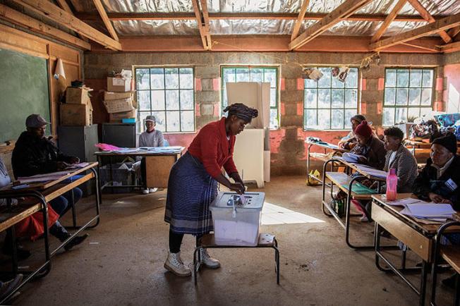 A woman casts her ballot in general elections at a polling station in the village of Nyakosoba, Lesotho, on June 3, 2017. Lesotho's Constitutional Court declared criminal defamation unconstitutional on May 21, 2018. (Gianluigi Guercia/AFP)
