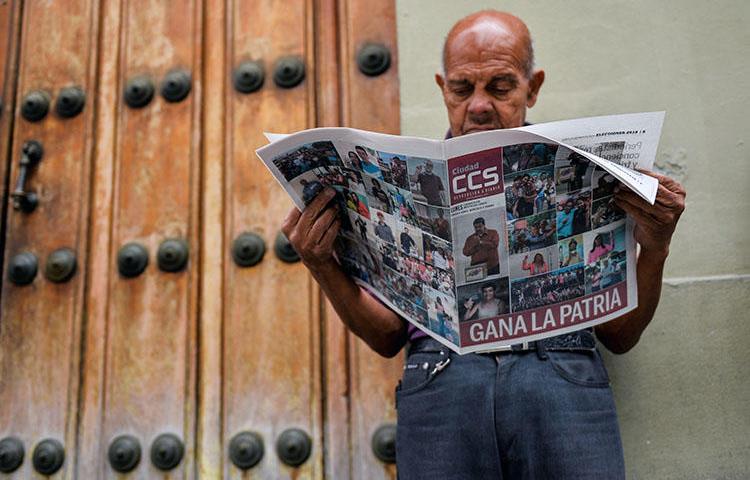 A man reads a newspaper referring to the victory of re-elected President Nicolas Maduro in the Venezuelan presidential election in Caracas, on May 21, 2018. The Venezuelan national telecommunications regulator on May 22 opened an investigation into content published on the website of El Nacional, the country's biggest independent daily newspaper. (Luis Robayo/AFP)