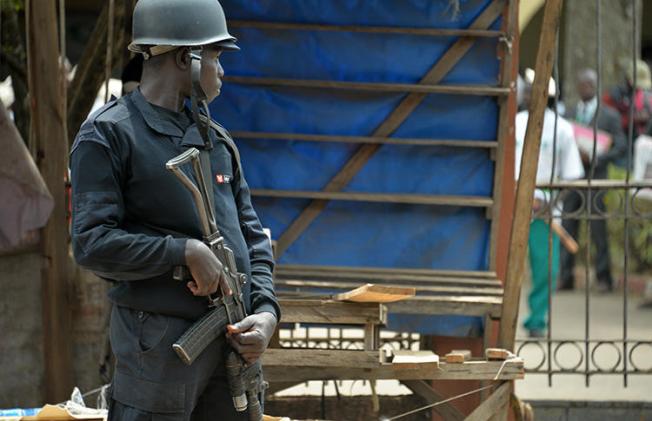 A police officer stands guard in Bamenda on February 22, 2018. Authorities in the city are detaining an Abakwa FM journalist over claims he aired secessionist propaganda. (AFP/Reinnier Kaze)