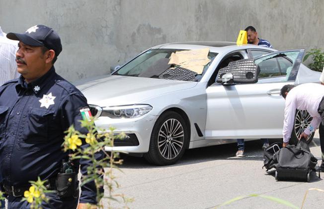 Investigadores examinan la escena del crimen donde el periodista mexicano Juan Carlos Huerta fue baleado en Villahermosa, en el estado mexicano de Tabasco, el día 15 de Mayo (AFP / Carlos Pérez)