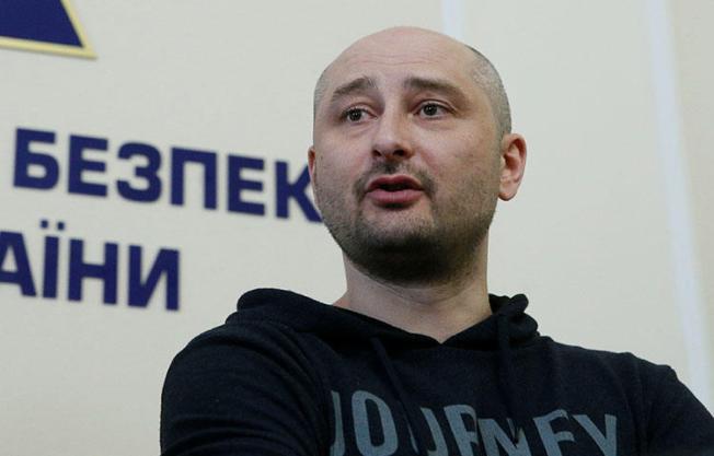Russian journalist Arkady Babchenko, who was reported killed in the Ukrainian capital on May 29, 2018, speaks during a Ukrainian state security service press briefing in Kiev on May 30, 2018, where authorities announced the staging of his assassination. (Reuters/Valentyn Ogirenko)