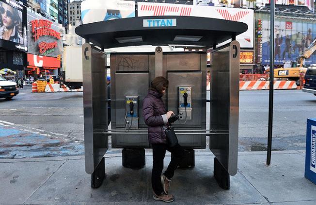 A woman uses her cell phone in New York in 2014. A HuffPost reporter and several of his colleagues are receiving threatening and harassing messages via phone and online. (AFP/Jewel Samad)